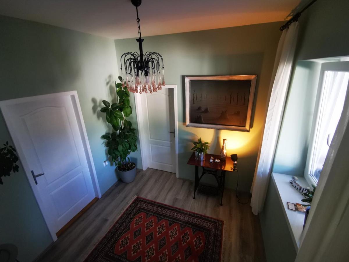 Apartment 19 *