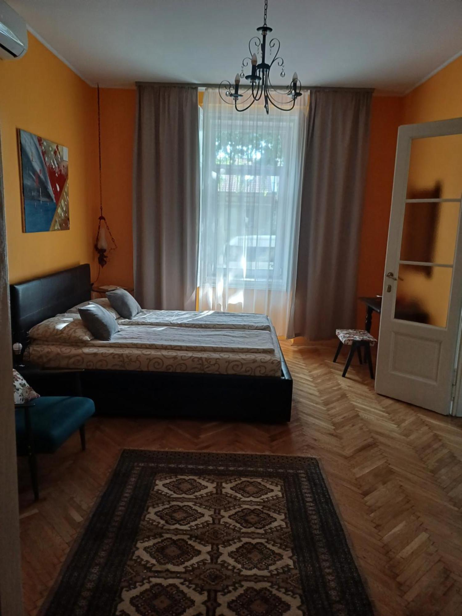 Apartment 19